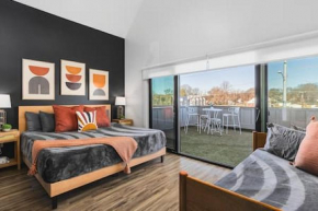 Stunning Modern Townhome with 9 Beds, Walk to Shops